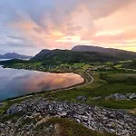 Romslig Kystperle Med Sjel I Skulsfjord Tromsø