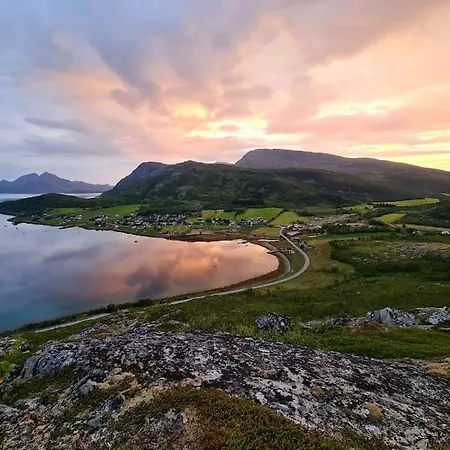 Romslig Kystperle Med Sjel I Skulsfjord Тромсё