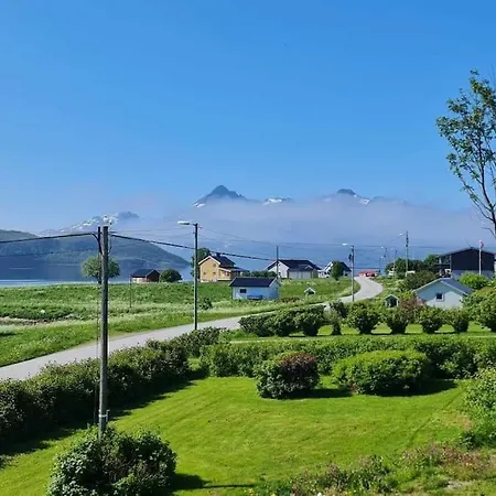 Romslig Kystperle Med Sjel I Skulsfjord Holiday home