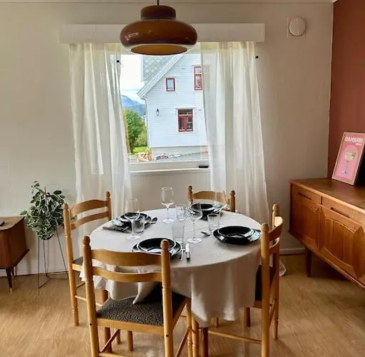 Romslig Kystperle Med Sjel I Skulsfjord Tatil Evi Tromsø