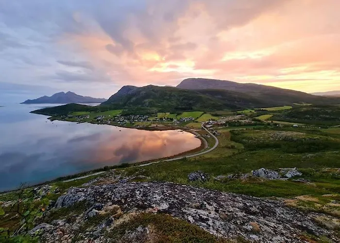 Romslig Kystperle Med Sjel I Skulsfjord Tromsø