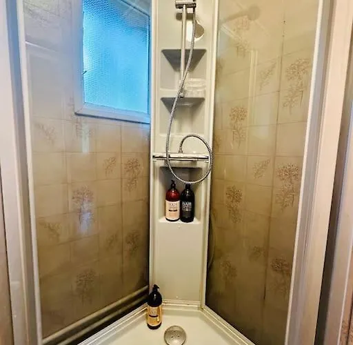 Romslig Kystperle Med Sjel I Skulsfjord